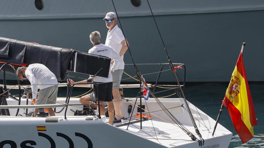 El rey de España, Felipe VI, a bordo del 'Aifos', este domingo, 28 de julio.