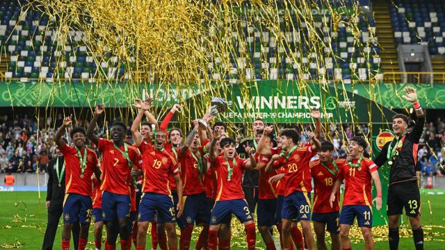 Los jugadores de la selección española sub-19 celebran el título europeo.