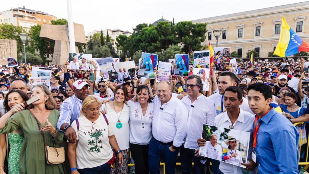 El portavoz del PP en el Congreso, Miguel Tellado (5d), durante una manifestación en apoyo a la oposición venezolana, a 28 de julio de 2024, en Madrid