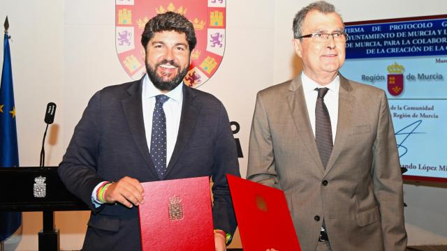 El presidente de la Región de Murcia, Fernando López Miras, y el alcalde de Murcia, José Ballesta, durante la firma del acuerdo de colaboración con motivo del 1.200 aniversario de la capital del Segura.