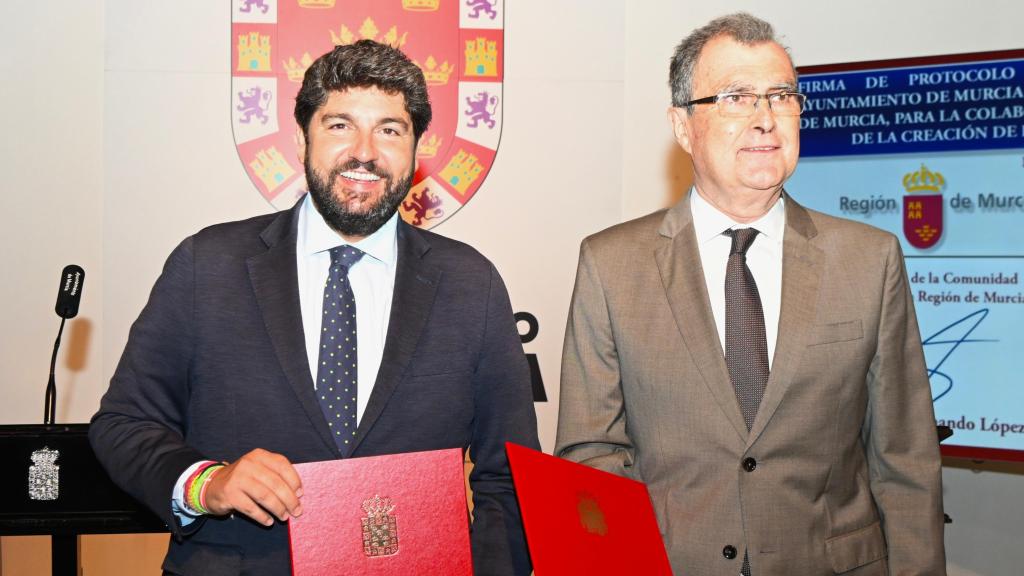 El presidente de la Región de Murcia, Fernando López Miras, y el alcalde de Murcia, José Ballesta, durante la firma del acuerdo de colaboración con motivo del 1.200 aniversario de la capital del Segura.