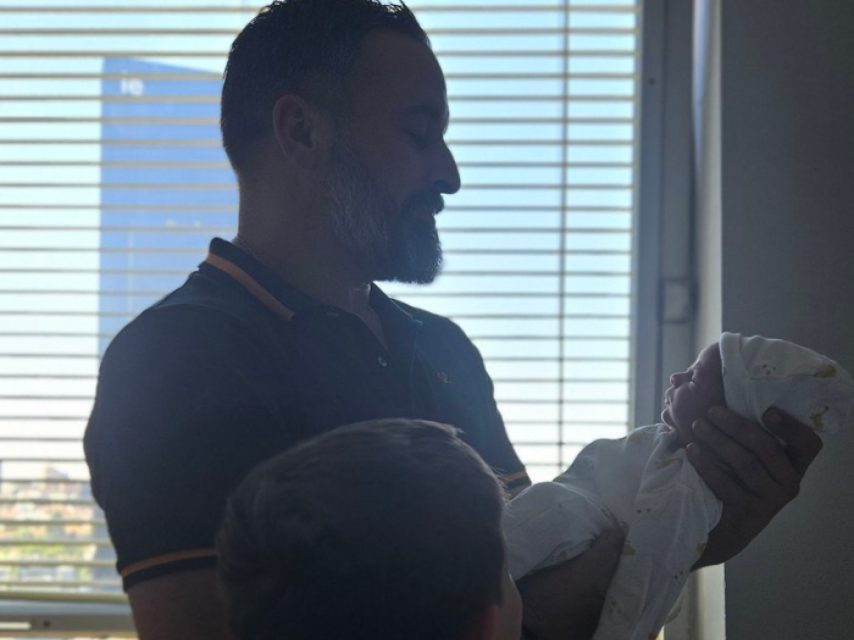 Santiago Abascal sujera en sus brazos al bebé, en la imagen que ha difundido en las redes sociales.