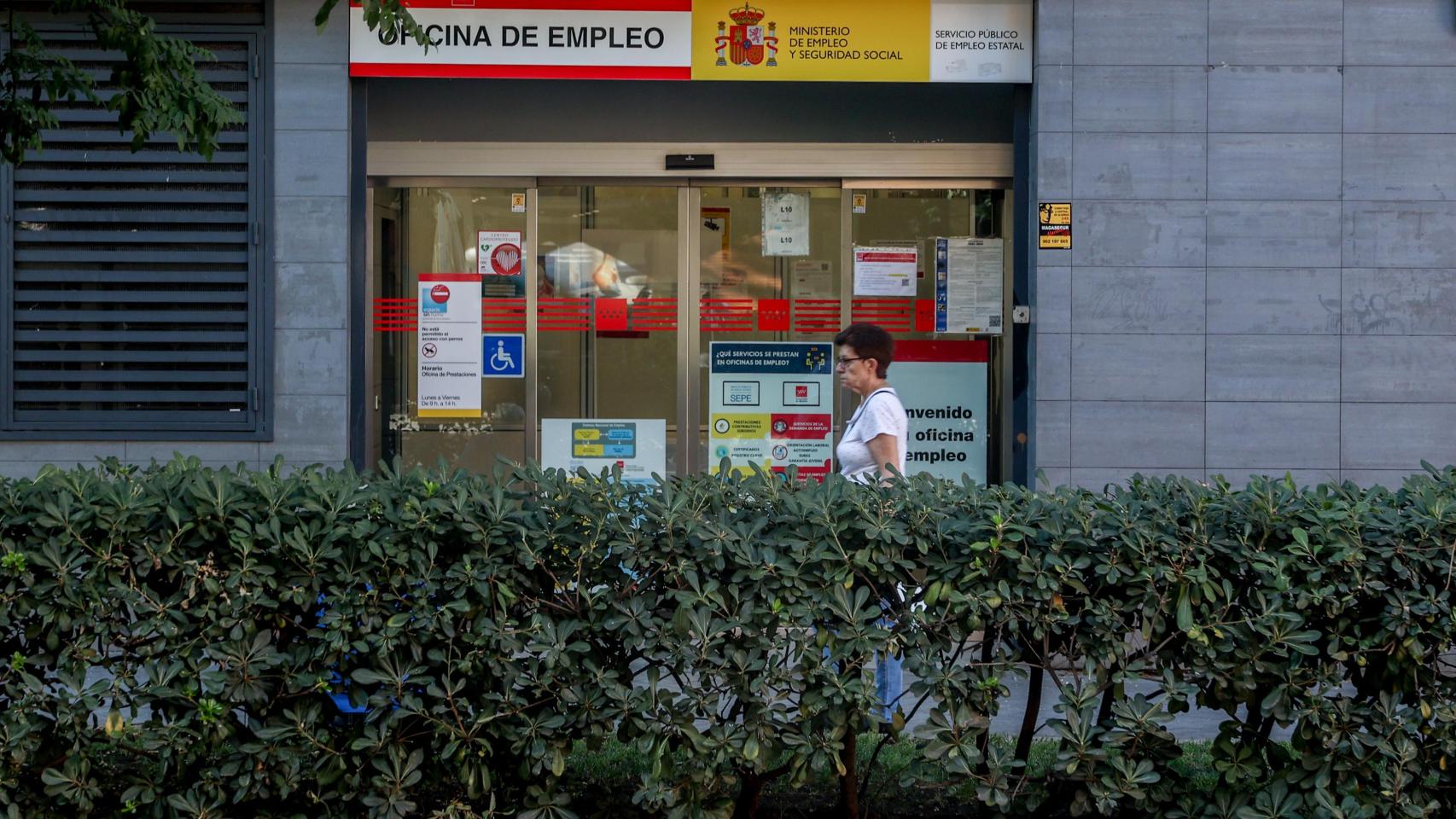 Un hombre pasa por delante de la oficina del SEPE.