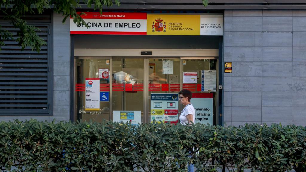 Un hombre pasa por delante de la oficina del SEPE.