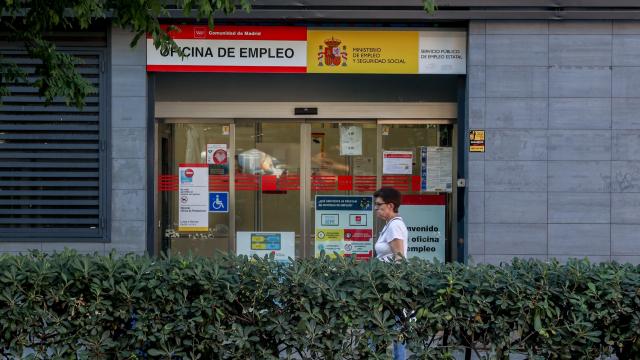 Una mujer pasa por delante de la oficina del SEPE.