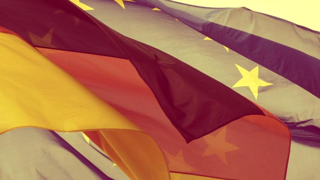 La bandera nacional de Alemania y la bandera de la Unión Europea ondean una al lado de la otra.