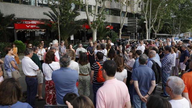 Cien personas homenajean al muerto tras el concierto en el Bernabeú: “Todas las muertes son absurdas pero esta más”