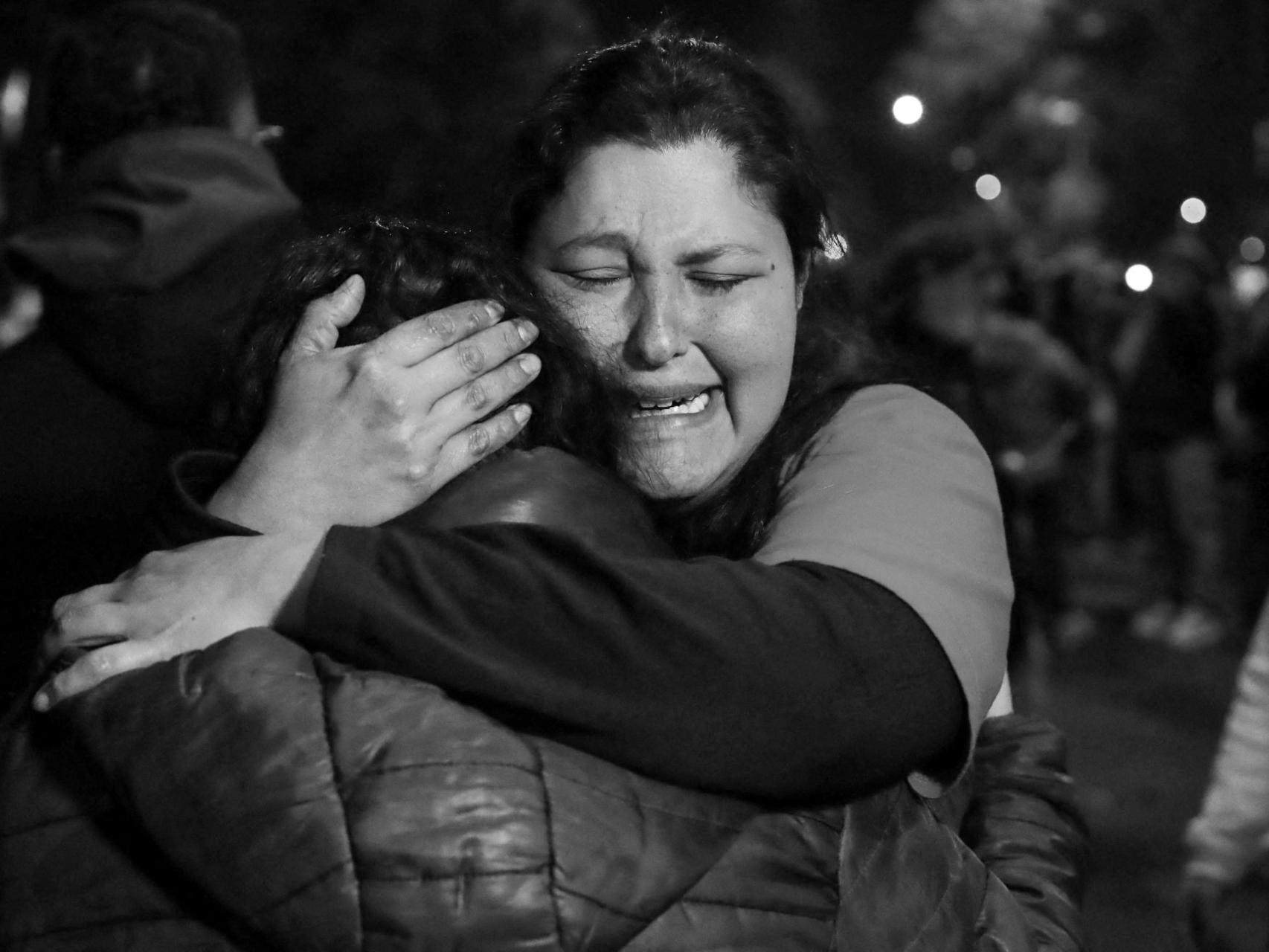 Una mujer venezolana se abraza a otra a las puertas de la embajada de su país en Buenos Aires.