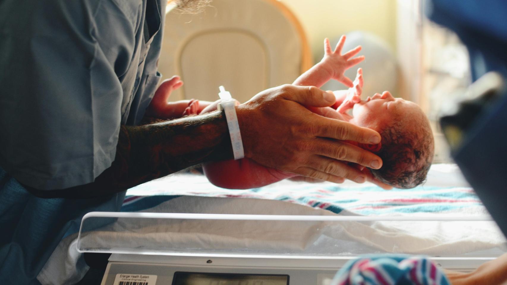 Un recién nacido en un hospital, en una imagen de archivo.