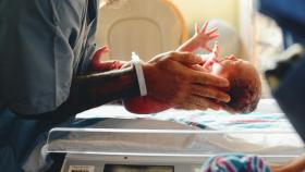Un recién nacido en un hospital, en una imagen de archivo.
