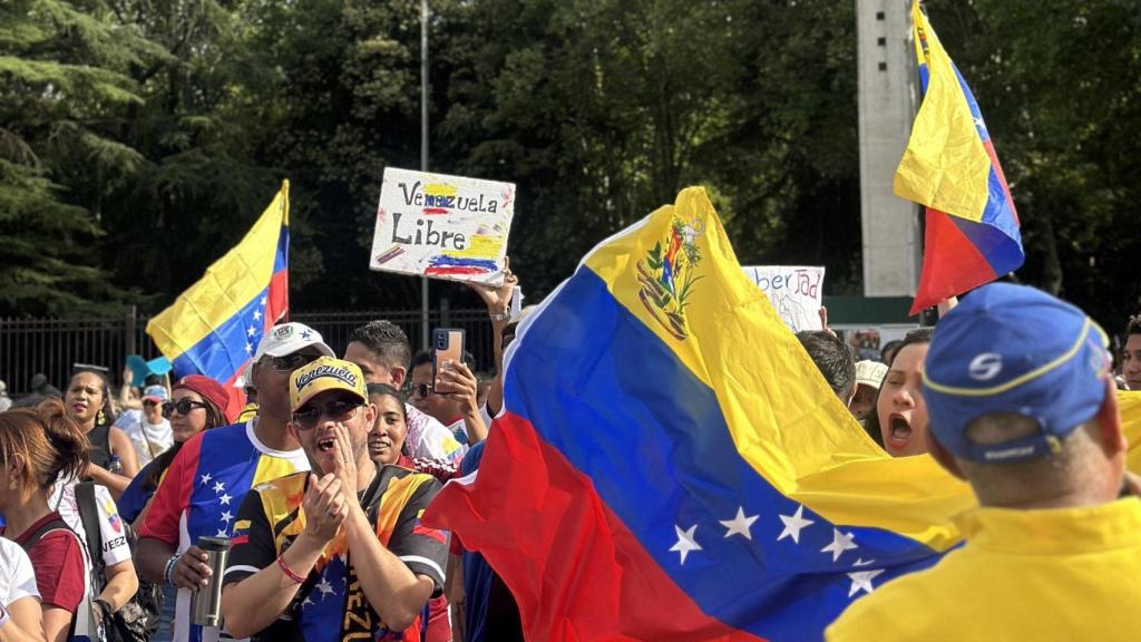 Manifestación de venezolanos residentes en Valladolid, este domingo