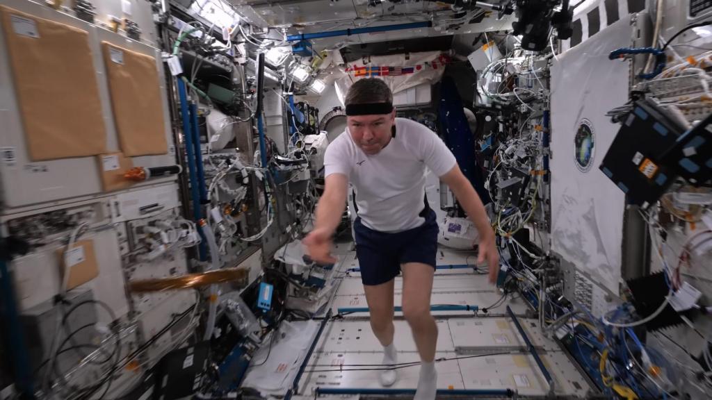 Imagen de uno de los astronautas lanzando una suerte de 'disco'.