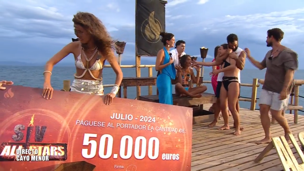 Laura Madrueño entrega el cheque de 50.000 euros a Marta Peñate