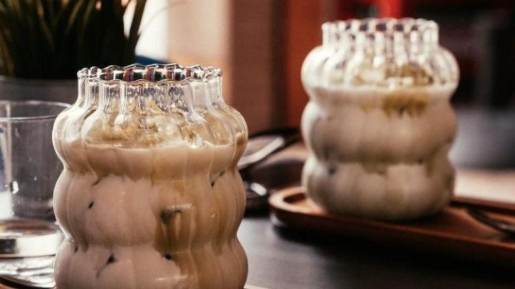 Un Ice té latte de la cafetería Veneno de Rosalía