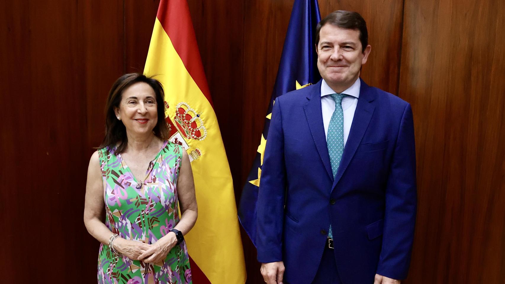 La ministra de Defensa, Margarita Robles, y el presidente de la Junta, Alfonso Fernández Mañueco, durante su reunión de este lunes