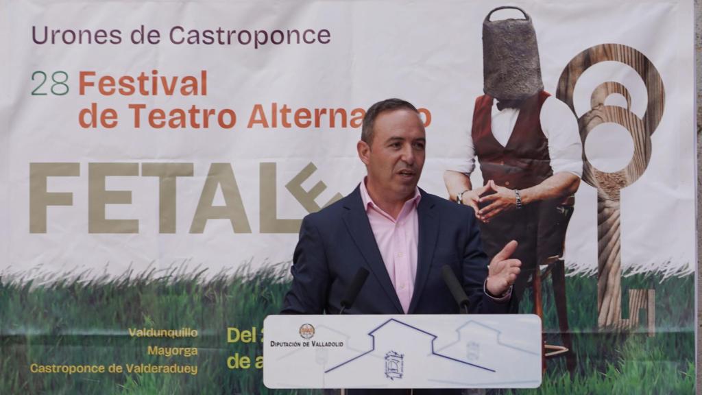 El vicepresidente de la Diputación de Valladolid, Víctor Alonso presenta la XXVIII edición del Festival de Teatro Alternativo en Extensión de Urones de Castroponce (FETALE).