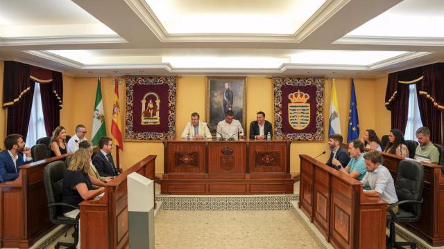 El presidente de la Diputación de Sevilla, Javier Fernández, preside la reunión con alcaldes de 13 municipios afectados por el Virus del Nilo.
