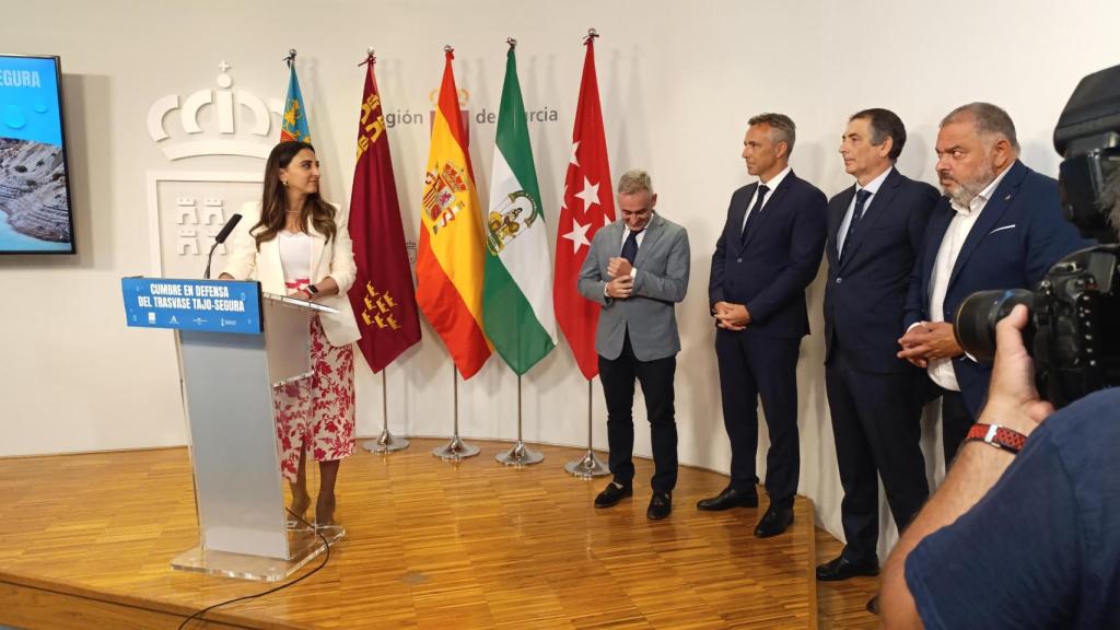 La consejera de Agua de la Región de Murcia, Sara Rubira, interviene en la rueda de prensa posterior a la Cumbre en defensa del Trasvase Tajo-Segura.