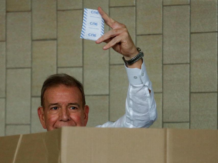 El ganador de las elecciones en Venezuela, Edmundo González Urrutia, a punto de votar.