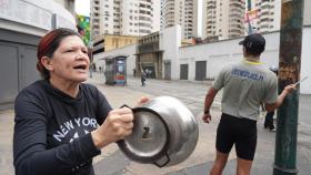 Varias personas han salido a la calle en Caracas y otras ciudades de Venezuela para protestar por la victoria de Maduro.