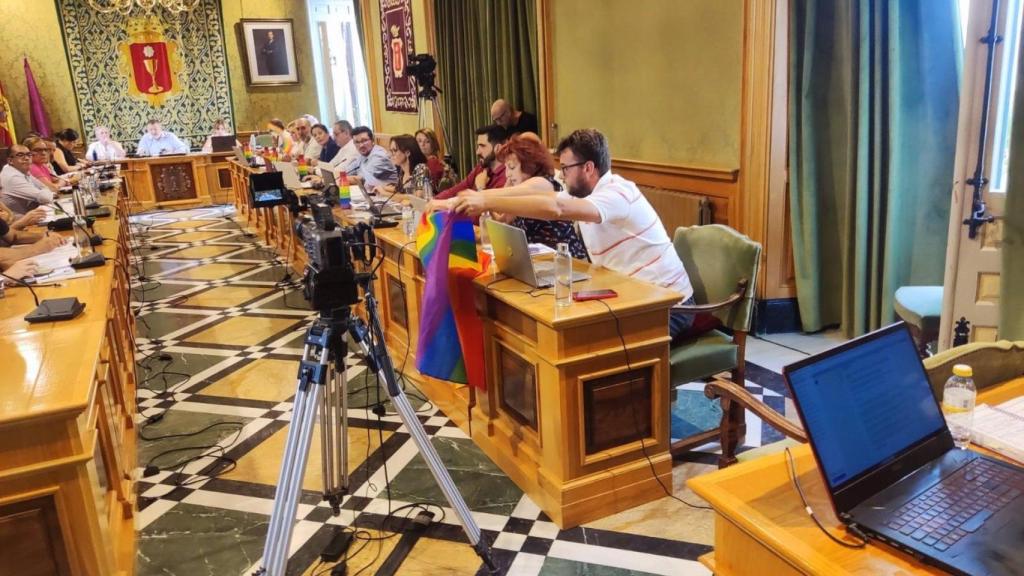 Enseñas LGTBI en el pleno de Cuenca ante la moción de Vox contra las banderas no oficiales