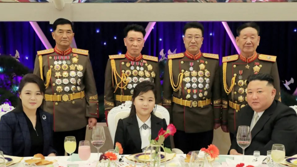 Kim Jong-un, su esposa Ri Sol-ju y su hija Kim Ju-ae.