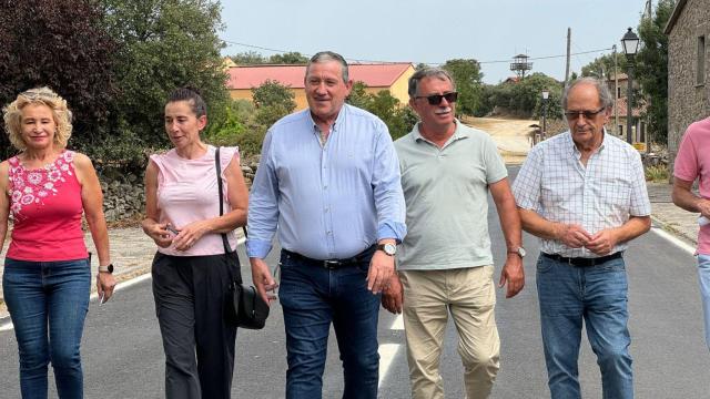 El presidente de la Diputación de Zamora durante la visita a dos carreteras provinciales en Sayago