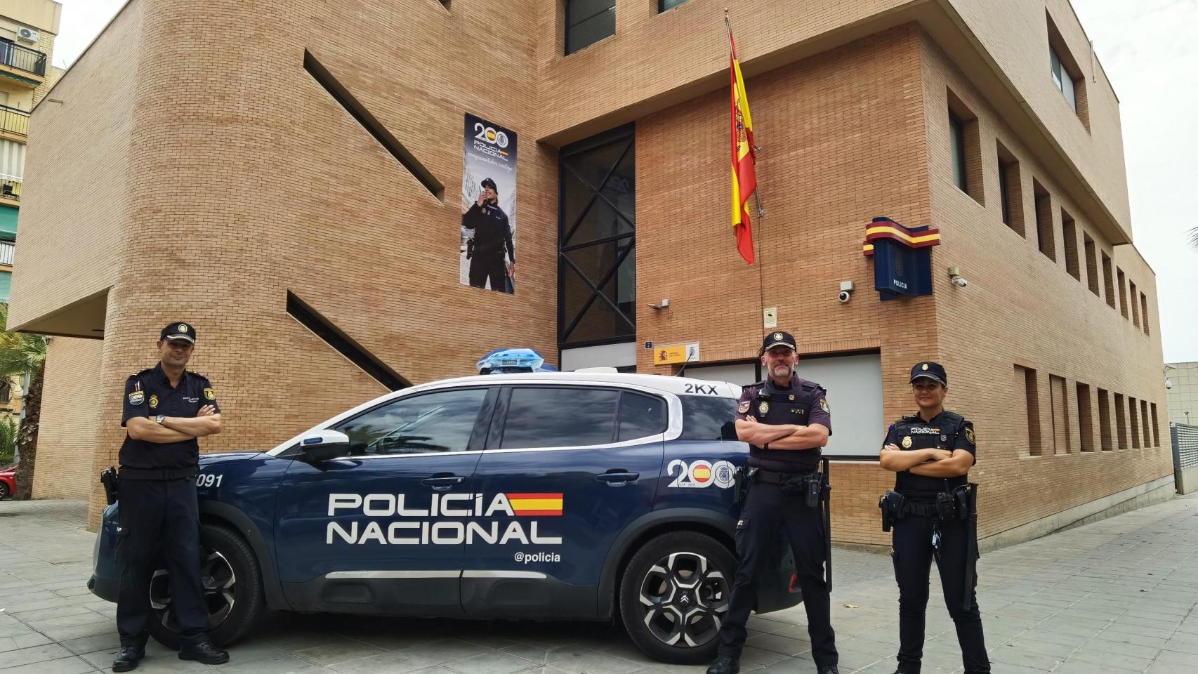 Luis Alfonso Bardón, izquierda, en la puerta principal de la comisaría del distrito norte de la Policía Nacional de Alicante.
