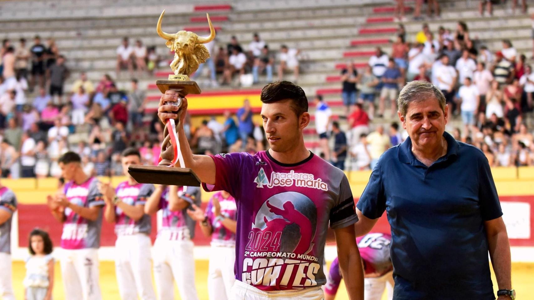 Cristian Moras, ganador del concurso, recibe el trofeo de manos del alcalde de Íscar