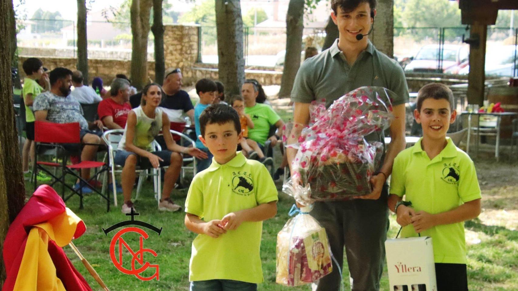 El novillero Daniel Medina recibe unos obsequios de los socios infantiles de La Empalizada