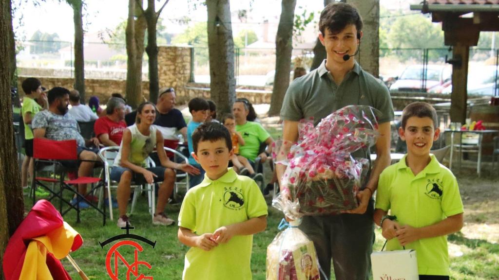 El novillero Daniel Medina recibe unos obsequios de los socios infantiles de La Empalizada