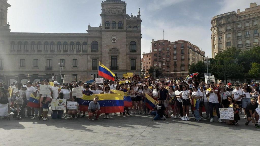 Manifestación de venezolanos residentes en Valladolid, este domingo