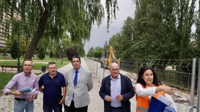 El alcalde de Valladolid, Jesús Julio Carnero, visita las obras del carril bici del paseo de Isabel la Católica.