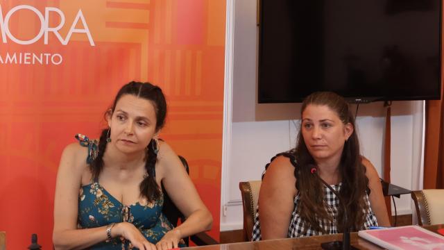 La concejal de Cultura, María Eugenia Cabezas, junto con la principal promotora de la iniciativa, Jessica Baz