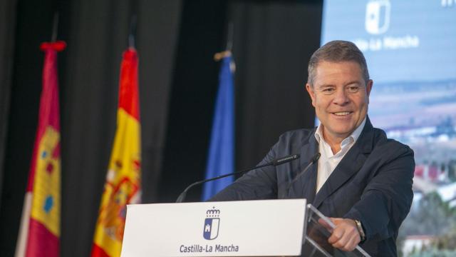 Emiliano García-Page, este lunes en la localidad conquense de Santa María de los Llanos.