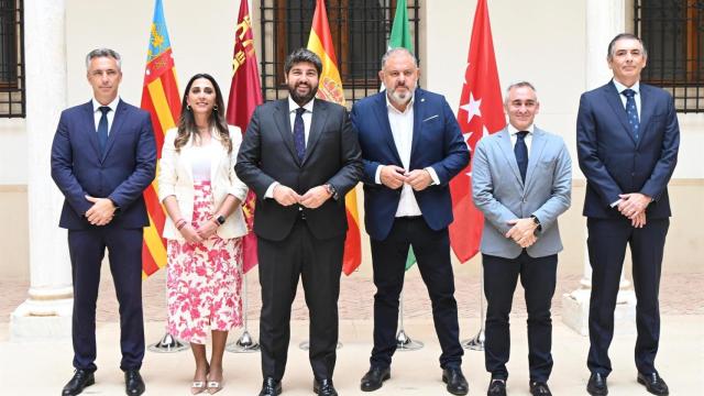 El presidente del Gobierno de la Región de Murcia, Fernando López Miras, recibe a los consejeros de Agua de la Comunidad de Madrid y la Comunidad Valenciana, así como al secretario general de Agua de la Junta de Andalucía.