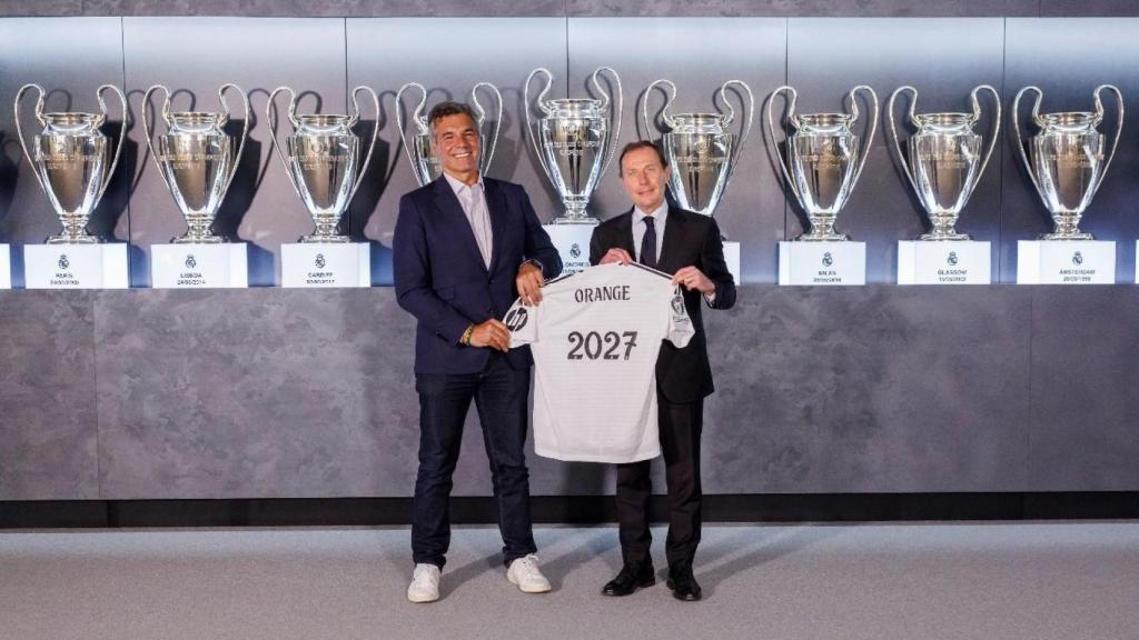 Germán López, director general de Operaciones de Masorange, y Emilio Butragueño, director de Relaciones Institucionales del Real Madrid, en la firma del acuerdo entre ambas empresas.