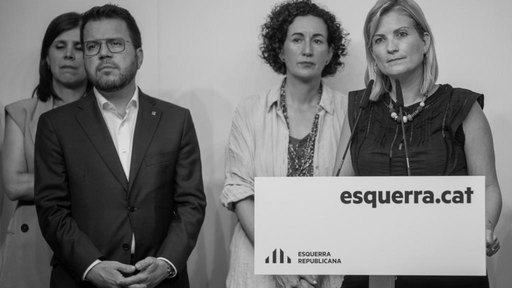 La portavoz de ERC, Raquel Sans, durante una rueda de prensa, en la sede de ERC, junto a Pere Aragonés y Marta Rovira.
