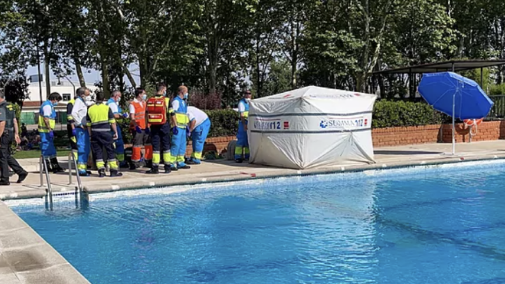 Médicos del Summa y efectivos de la Guardia Civil en la piscina de Humanes en julio de 2021.