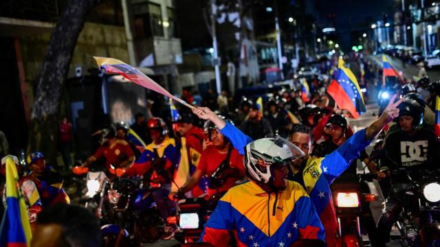 Seguidores de Nicolás Maduro celebran su tercera victoria electoral por las calles de Caracas.