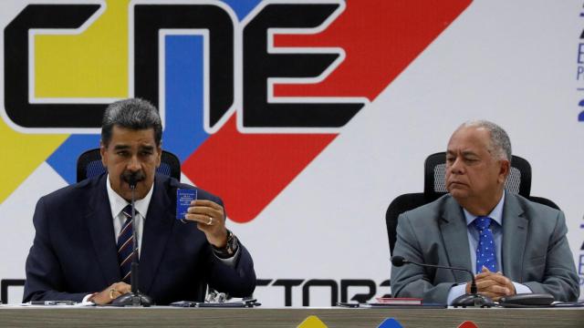 El presidente venezolano, Nicolás Maduro, y el director del Consejo Nacional Electoral, Elvis Amoroso, este lunes.