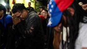 Venezolanos reunidos tras las elecciones a las puertas de la embajada de Venezuela en Ciudad de México