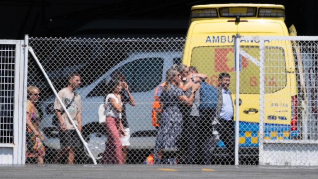 Familiares reciben a los supervivientes del Argos Georgia en el aeropuerto de Santiago