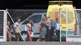 Familiares reciben a los supervivientes del Argos Georgia en el aeropuerto de Santiago