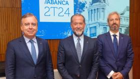 El consejero delegado de Abanca, Francisco Botas; el presidente De Abanca, Juan Carlos Escotet;  y el director general de Finanzas, Alberto De Francisco.