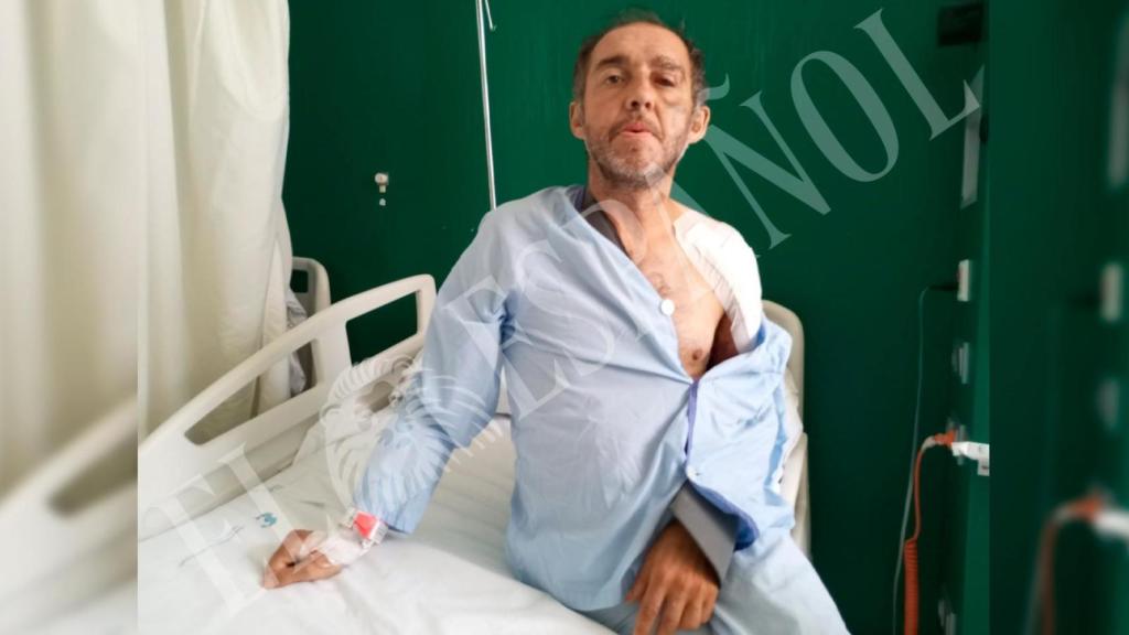 Alfonso Merino, este lunes, en la habitación del Hospital Santa Lucía de Cartagena donde permanece ingresado desde que fue apaleado supuestamente por su amante.
