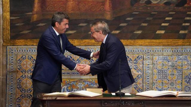 Carlos Mazón y José Antonio Rovira durante la toma de posesión del nuevo conseller. Eduardo Manzana/Europa Press