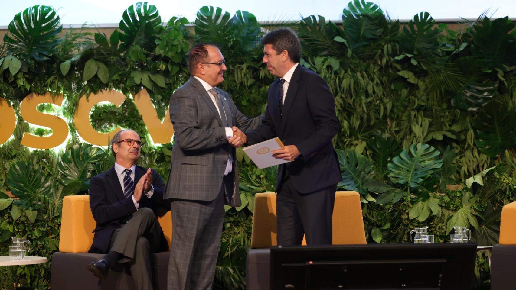 El presidente de la ADSCV, Carlos Fornes, junto al presidente valenciano, Carlos Mazón. EE