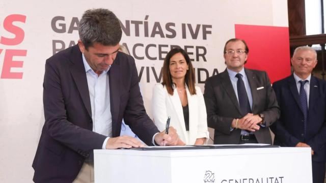 Mazón, en la firma del acuerdo con los bancos para que concedan hipotecas de hasta el 95% avaladas por el IVF. EE