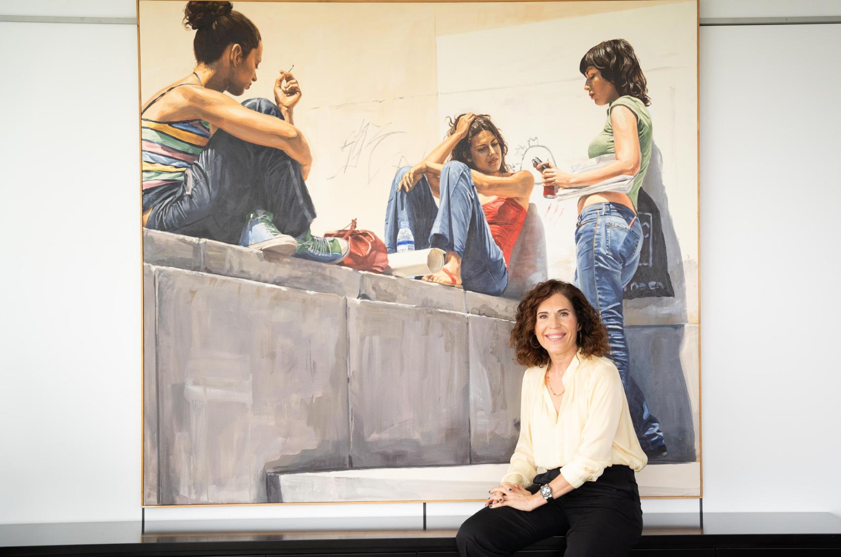 Pilar García de la Puebla sentada delante de 'La pausa', de Michele del Campo, ganador del Premio BMW de Pintura 2006